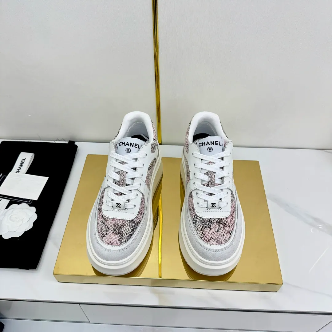 👟👟Ex-factory price 680👟👟 Upgraded version, upgraded version, upgraded version! No rebuttal accepted! ! ! ! Chanel Chanel panda shoes! 2025 counter's top casual sports shoes. This classic design; the upper is electro-embroidered with a variety of techniques; the outsole is fashionable and sporty; the unusual inclusion of a variety of color matching elements... The diversified mix and match is very good-looking and versatile, and can be used for leisure, fashion, sports, and outdoor... ꫛꫀꪝ Go➫ Materials: ❶Upper made of: original imported first-layer silk cowhide + original waterproof cloth + original first-layer cowhide ❷Inner lining: Original Yangli+Net ❸Outsole based on: Original TPU combination outsole Counter boutique packaging complete set for women 35–41 👉 👉 👉 👉 👉 👉 👉